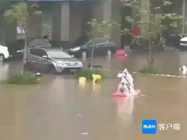 海南琼海暴雨积水 市民雨中划船出行