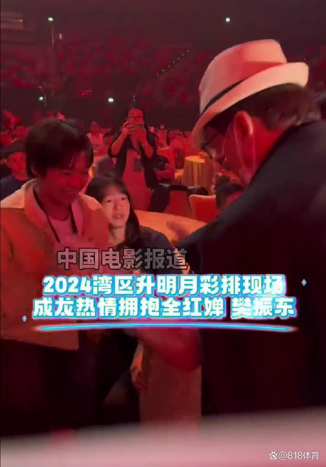 成龙把全红婵当女儿宠，当场抱着不撒手，直呼“中国人的骄傲” 大湾区晚会温馨一幕