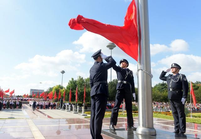 青岛市民排队等国庆升旗