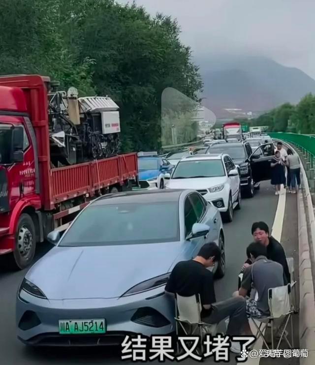 国庆高速又上演大堵车：提前出发提前享受堵车，网友：堵中作乐已成常态