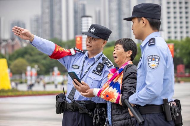 重庆特警守护假日平安 确保安全无虞，市民放心过节