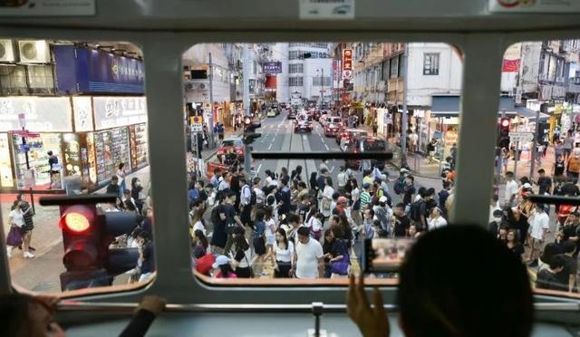 假期中间，香港扛住了西方的第一波冲击 旅游热潮下的文化与经济博弈