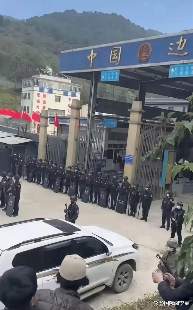 中国军队和武警严防死守