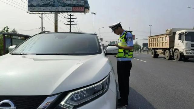 民警辅警为救轻生老人与其绑在一起