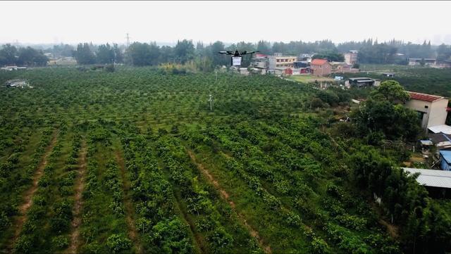 “空中快递员”飞进农村 无人机配送提速