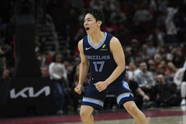 河村勇辉迎来NBA生涯正式首秀 妙传篮下送出1次助攻 末节短暂亮相