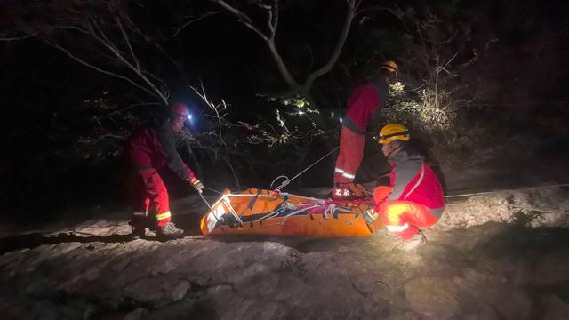 北京一女驴友翻野山失足坠崖 消防紧急救援