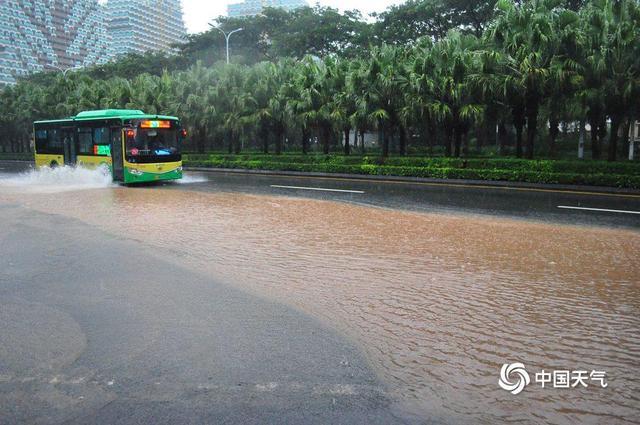 三亚大暴雨致街道积水严重