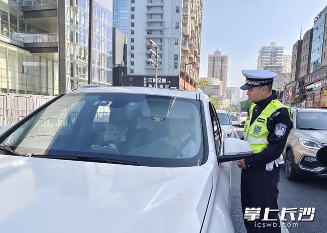 驾车“打手机”将被严查 长沙交警展开专项整治