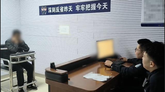 男子酒后高铁上霸座骚扰女乘客被拘