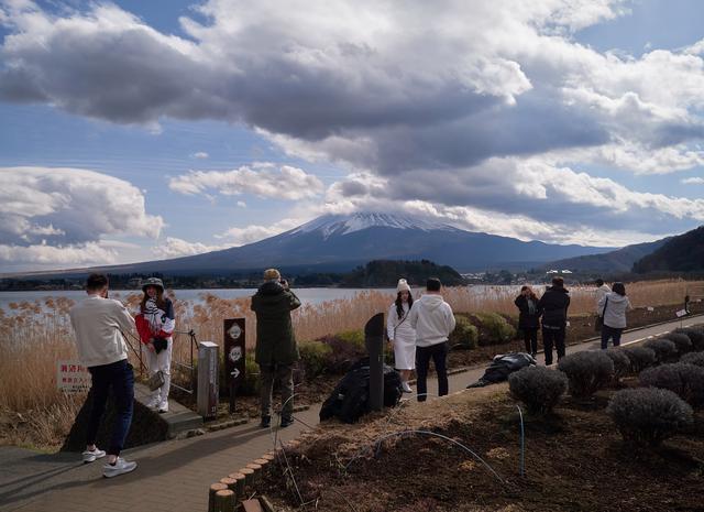 富士山雪顶迟迟未现 130年来最晚初雪纪录