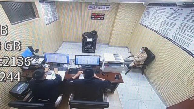 女子拒安检强行闯卡还打人 情绪失控动手殴打