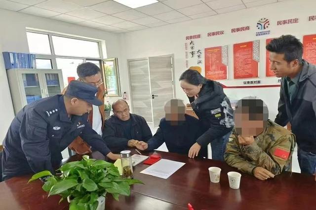 两兄弟闹矛盾 民警耐心调解再“续”亲情