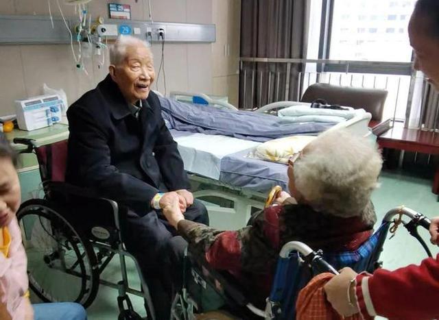 97岁妻子医院探望98岁丈夫 相濡以沫80年