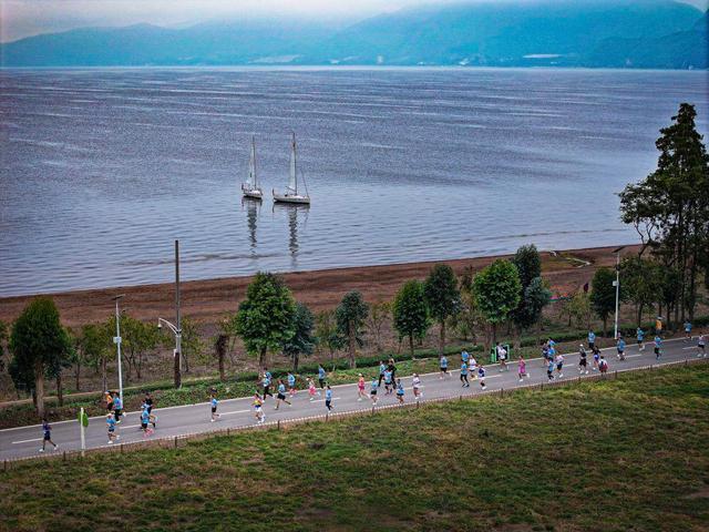 两天超过30场路跑赛事 奔跑激情点燃全国