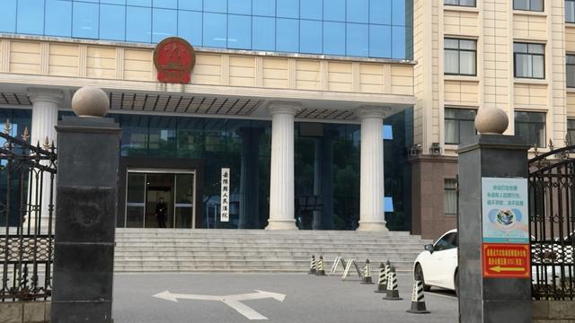 退休教师收百万迁坟费被诉敲诈案重审