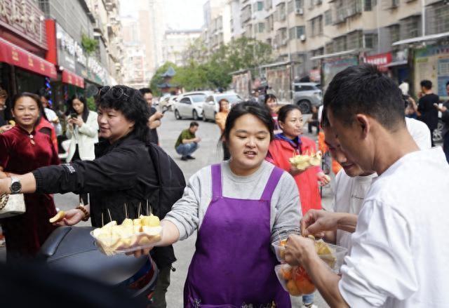 发型师晓华走红 附近市民发声