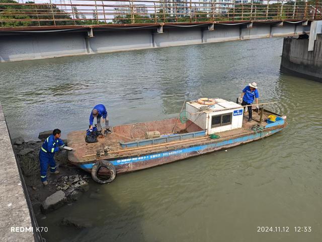 官方回应闵行河道被倾倒垃圾 已清理并处罚违规人员