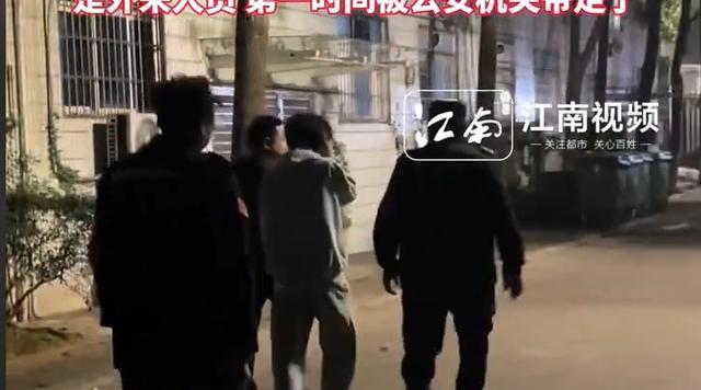 男子在男寝偷拍他人洗澡校方回应 外来人员已被警方带走调查