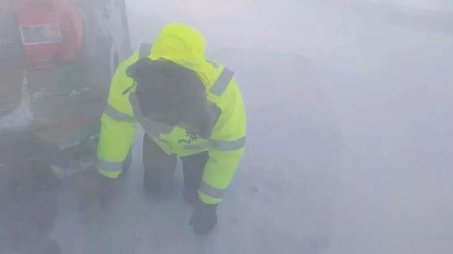 10级“风吹雪”！交警紧急营救一车4人 风雪中显身手