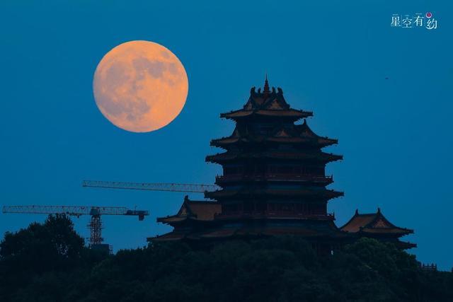 今年最后一次超级月亮来了 夜空中的绝美景象-第3张-资讯-隆昌电视新闻网-中国隆昌新闻门户网