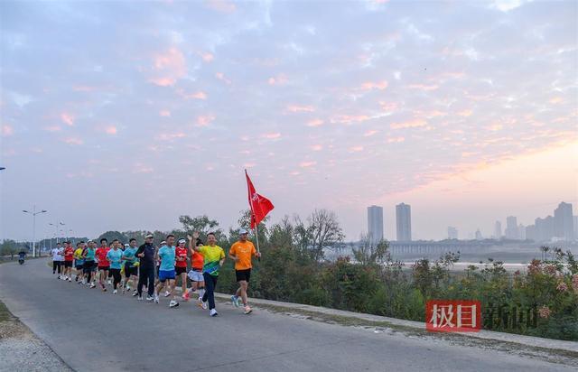 留学生为武汉光谷马拉松跑者加油