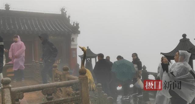 武当山景区迎今冬首场降雪 银装素裹引游客