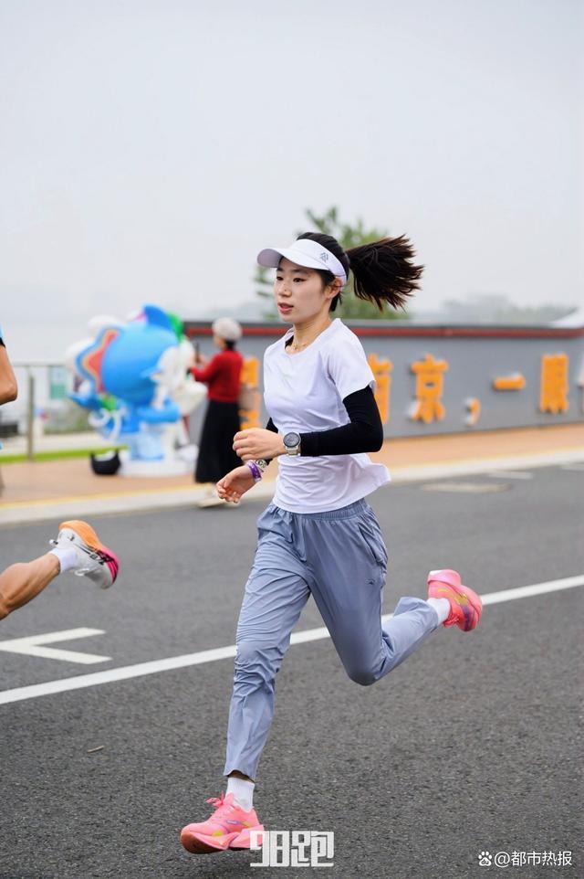 重庆籍女子马拉松纪录再被刷新 冯丹佳绩闪耀南京马拉松