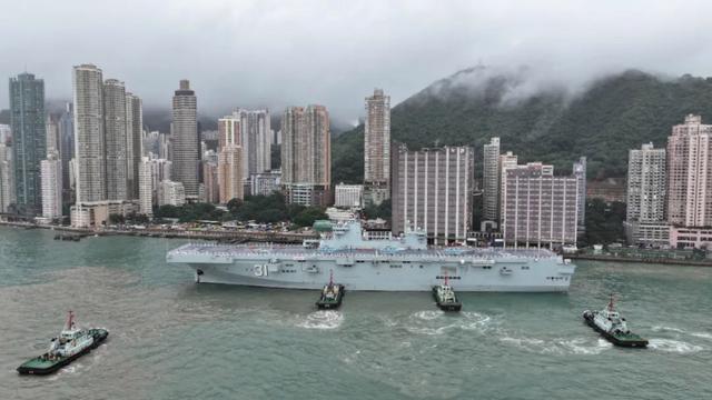 香港市民打卡海南舰 说希望福建舰也能来