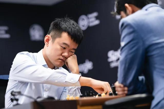 棋王赛第二轮丁立人战平古克什，坦言自己首胜后凌晨三点才睡 稳健策略满意和棋