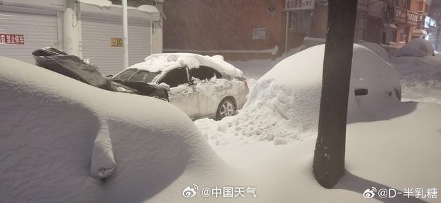 黑龙江鹤岗降特大暴雪 积雪深度创纪录