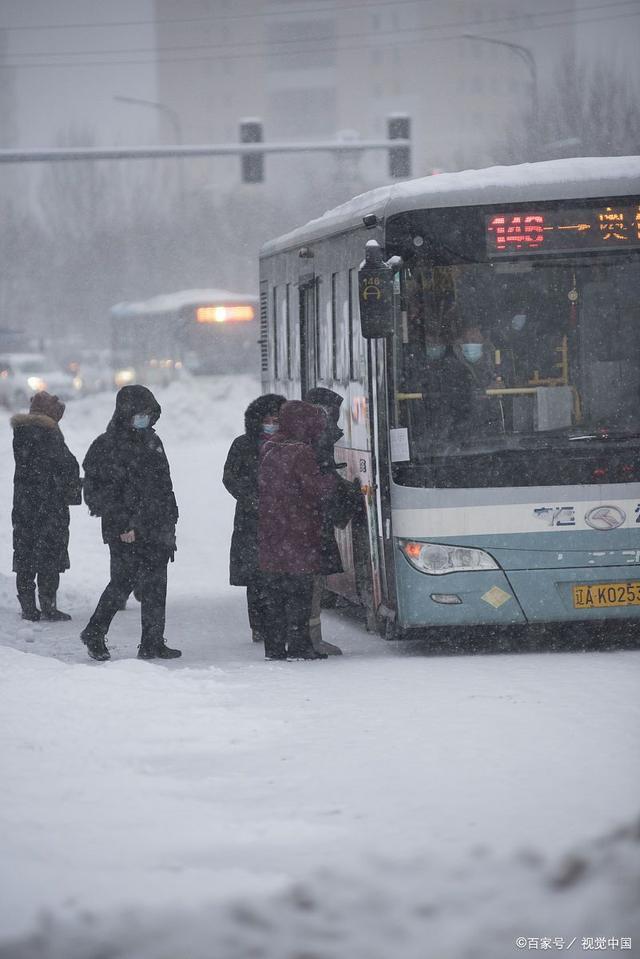 暴雪后鹤岗公交停运 市民齐心抗雪灾