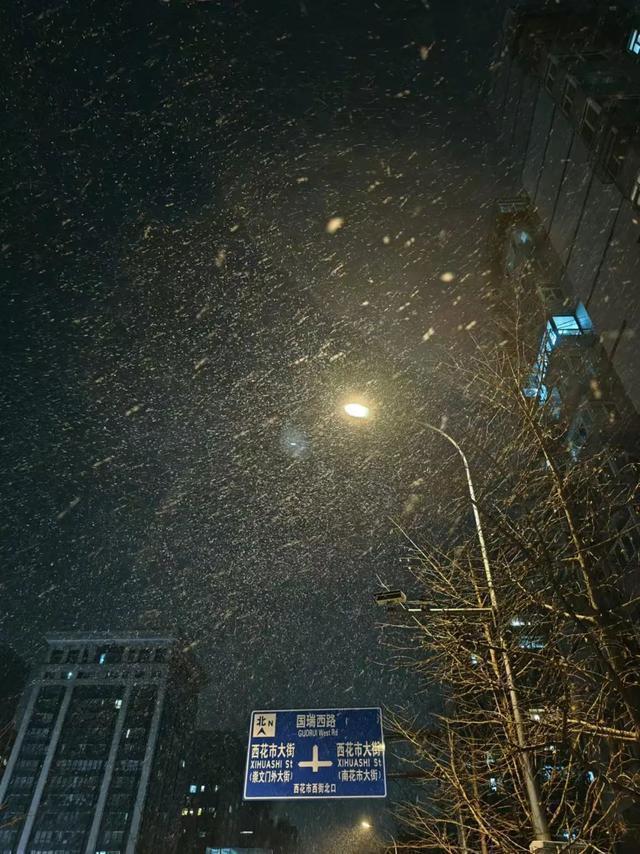 气象部门回应北京为何突然飘雪 冷涡天气所致