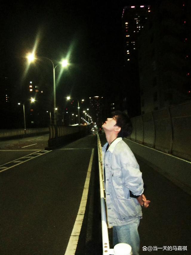 嘉东谈主祝易烊千玺生辰振作 