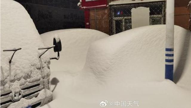 暴雪过后鹤岗车主挖宝寻车 积雪覆盖车辆难辨认