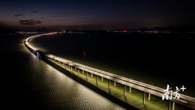 黄茅海跨海通道首次亮灯 璀璨巨龙横跨海面