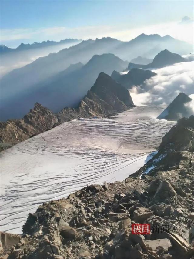 四川一网红雪山突发雪崩