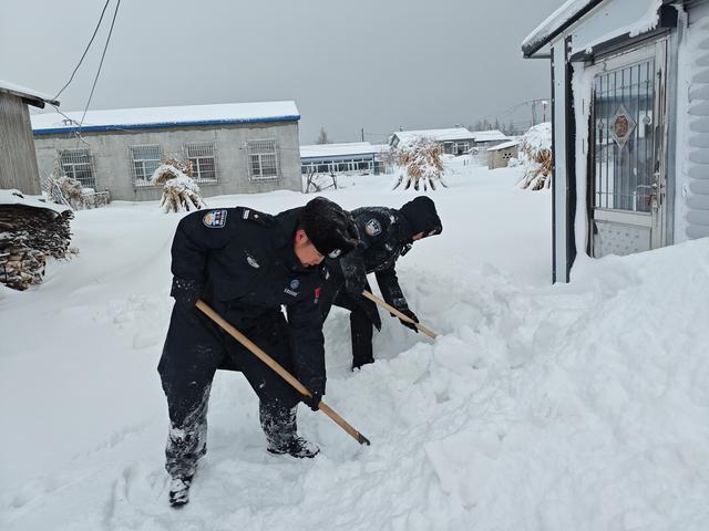 鹤岗暴雪独居老人门被堵民警救援