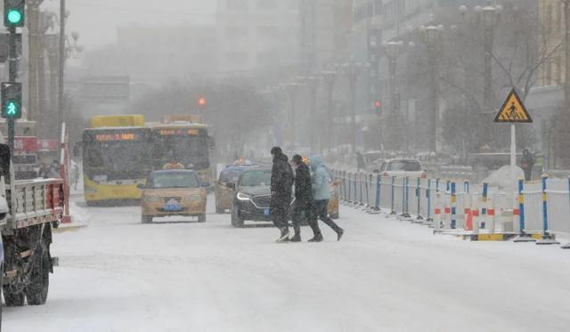 入冬多地暴雪频发，极端天气是如何一步步成为常态的？