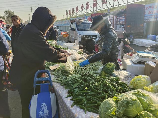 新发地里办大集!水果蔬菜比一般超市便宜三四成 市民享受批发价利好