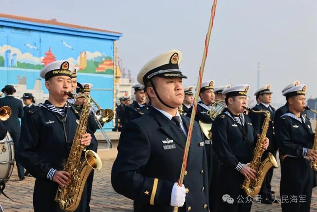 俄舰艇编队抵达青岛开始友好访问 深化中俄海军交流