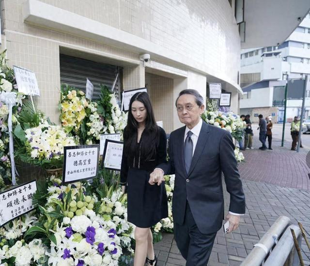何超欣22岁闺蜜现身吕志和葬礼，父亲是李泽楷心腹，父女牵手入场