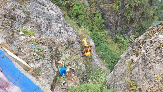 6岁男孩掉下40米高峭壁古迹生还 万幸中的万幸