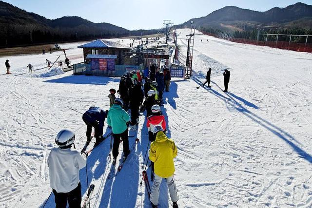 大连各大雪场开板迎客 冬季滑雪季动手