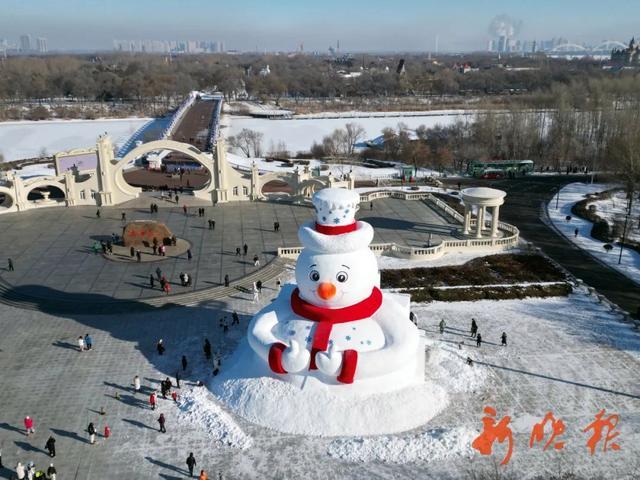 哈尔滨大雪人原来是挖出来的 4000立方米雪堆匠心打造