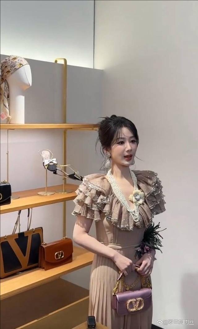 张柏芝杨紫同框合照 展现不同美丽与魅力