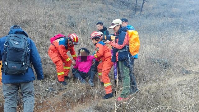 夫妻登山偏离路线被困，救援人员-10℃下彻夜搜救