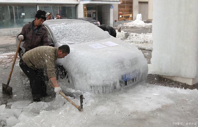 新疆阿勒泰无人机高空砸冰除雪 创新技术破解冬季出行难题