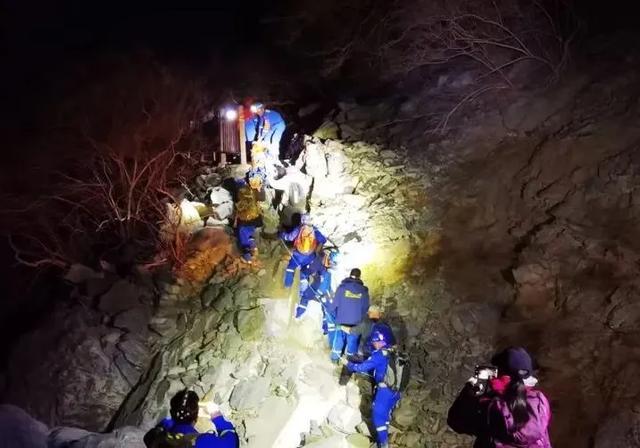 男子带娃登山身亡 孩子以为爸爸睡了 亲子活动风险重重