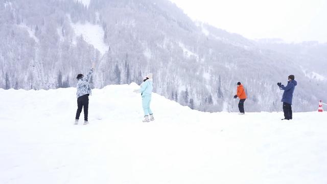 新疆阿禾公路首次冬季运营 冬日美景迎游客